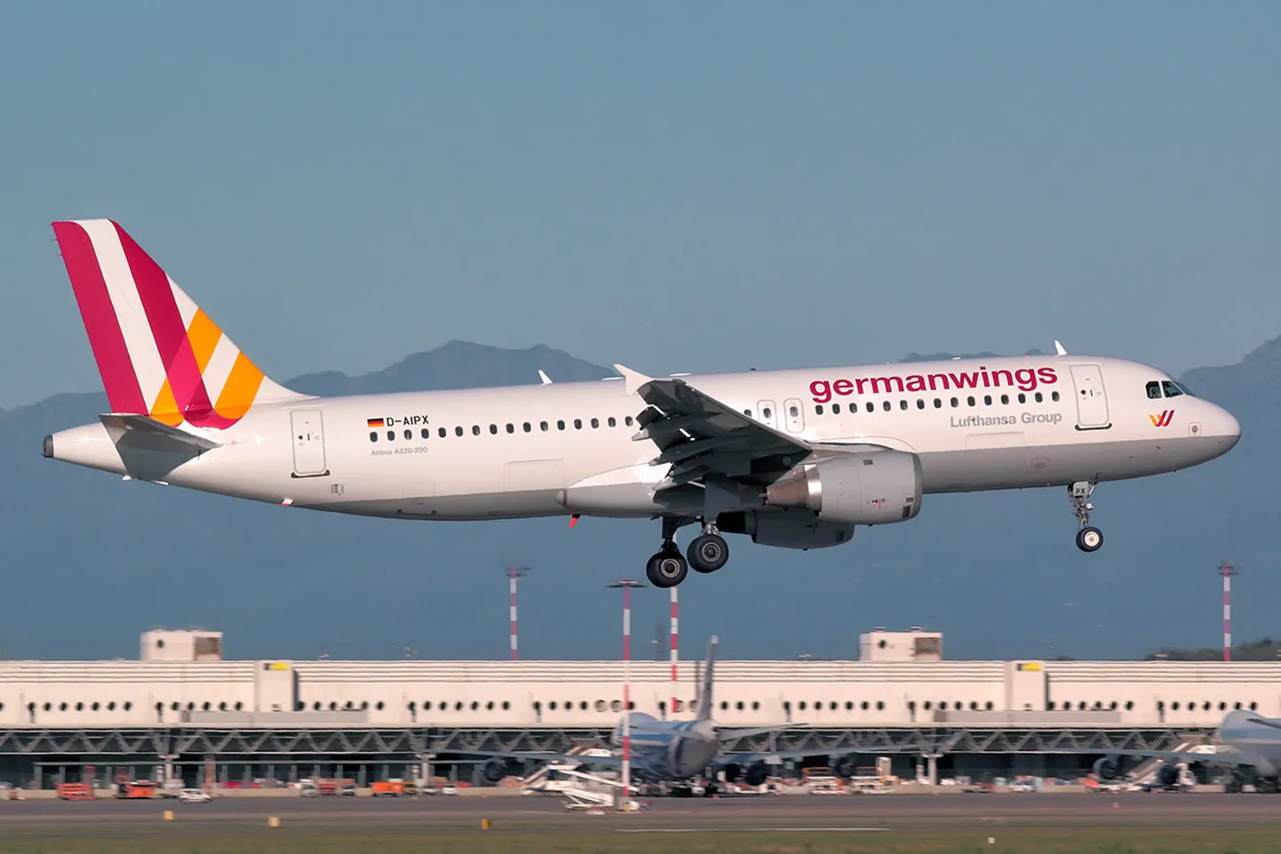 Пассажирский самолет А320 авиакомпании Germanwings, летевший из Барселоны в Дюссельдорф, разбился во вторник в гористой местности на юге Франции.