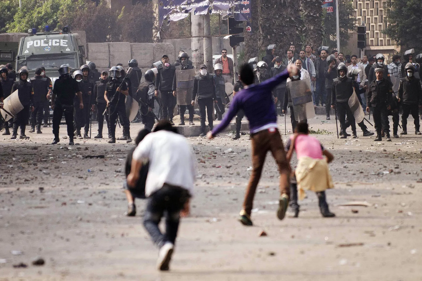 Egiptuse noored viskasid täna Kairos Tahriri väljaku lähedal julgeolekujõudude suunas kive.