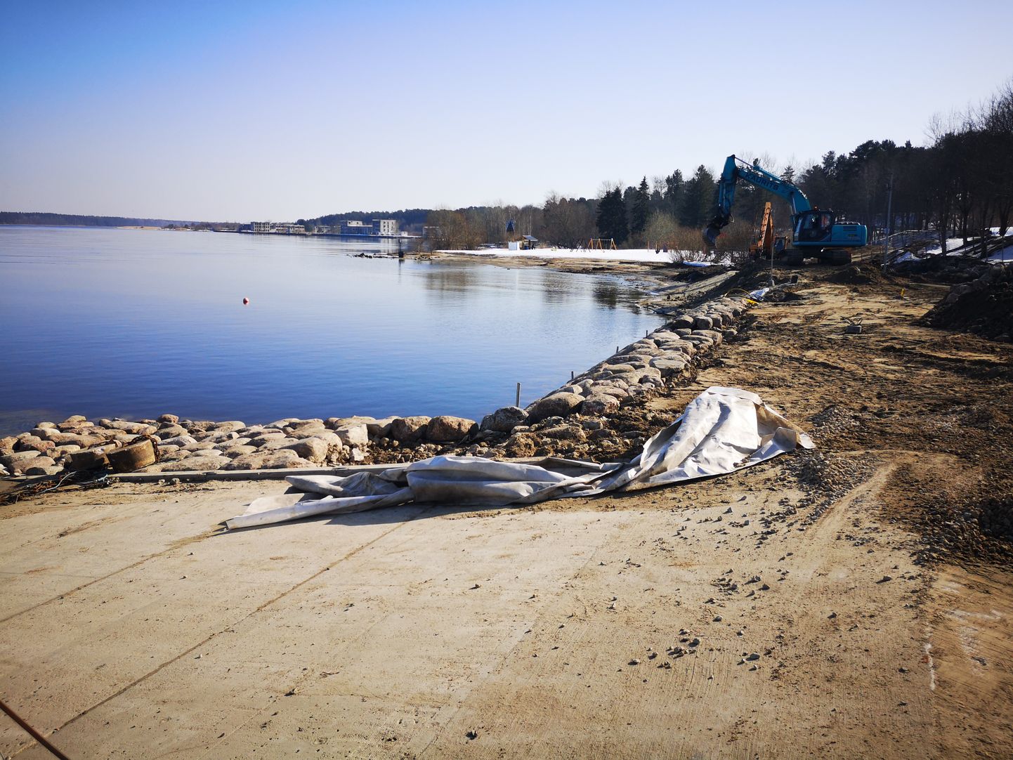 Narva-Jõesuu väikesadama laiendusel töötasid 22. märtsil kaks ekskavaatorit. Töös oleva sadama laienduse teise etapiga lisandub 20 kaikohta ning valmib juurdepääsutee.