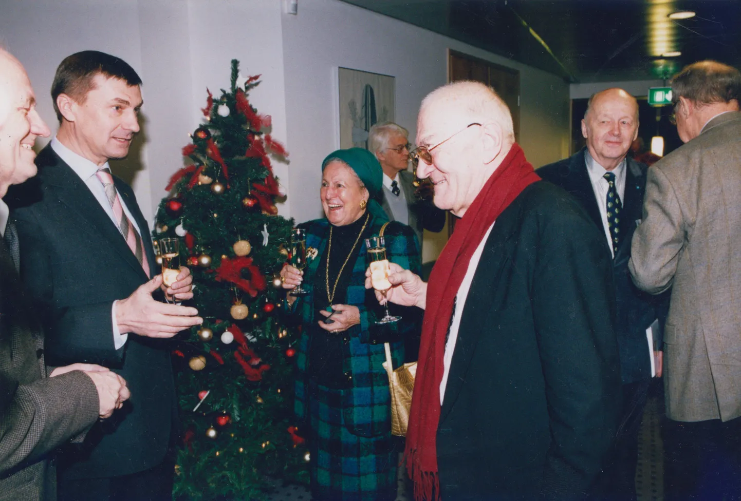 Peaminister Andrus Ansip Viktor Kortšnoiga 2006. aastal. Tagaplaanil Petra Leeverik ja Iivo Nei.