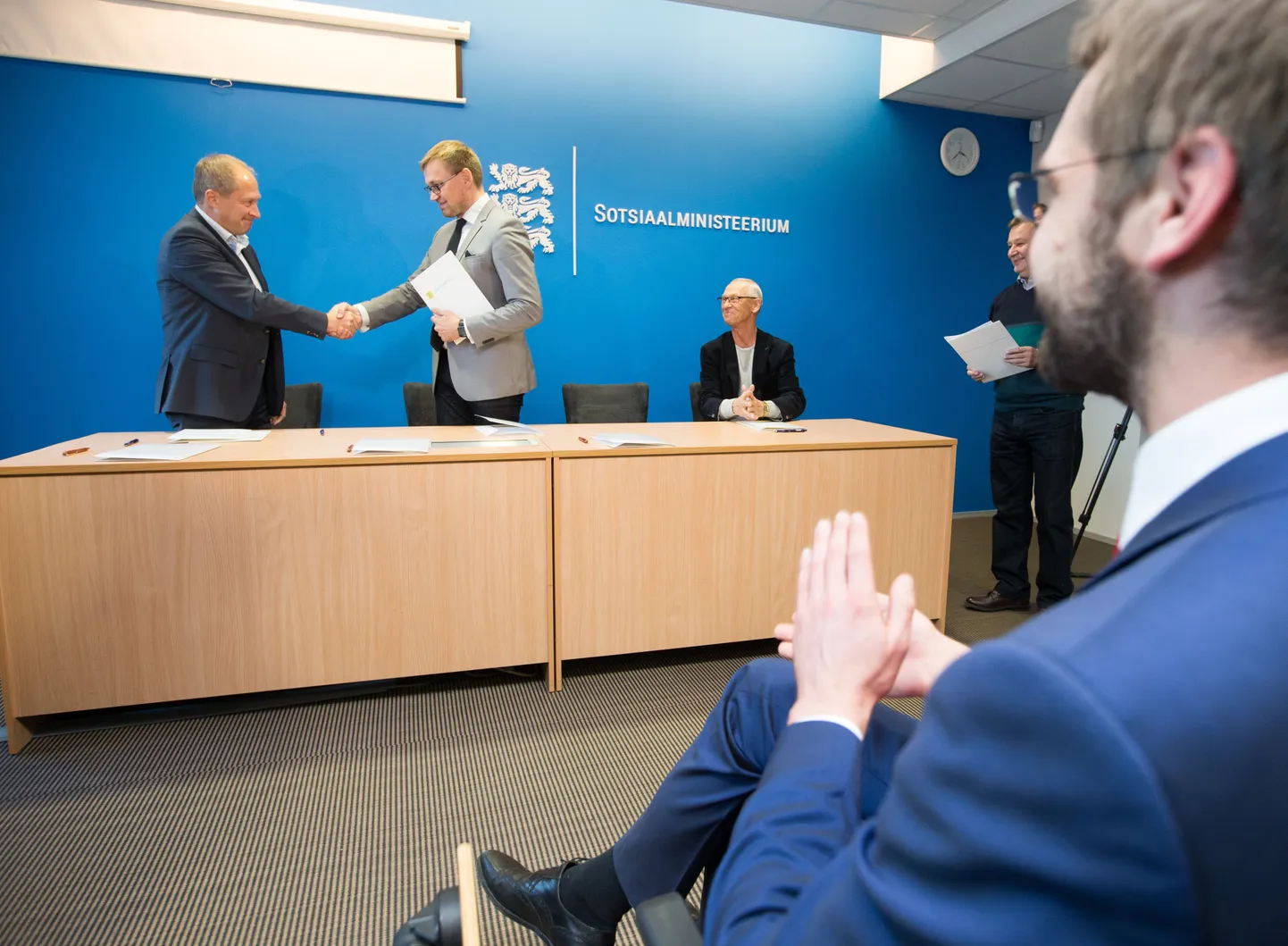 Alampalga leppe allkirjastamine sotsiaalministeeriumis.
Pildil vasakult: Tööandjate keskliidu juhataja Toomas Tamsar, Ametiühingute keskliidu esimees Peep Peterson, riikliku lepitaja kohusetäitja Henn Pärn ning tervise- ja tööminister Jevgeni Ossinovski (seljaga).