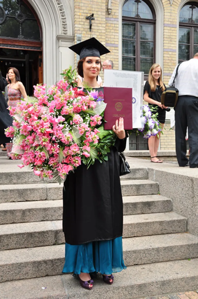 Rīgas pirmā lēdija Jeļena Ušakova maģistra izlaidumā tērpusies kā pieklājas maģistra studiju absolventiem - melnā mantijā un melnā cepurē 