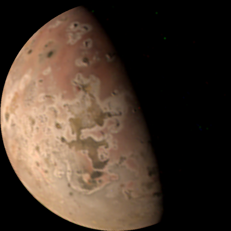 Selline näeb välja vulkaaniline Io Junocami seni kõrgeima eraldusvõimega pildil. See saadi 35 623 kilomeetri kauguselt ja eraldusvõime on 24 kilomeetrit piksli kohta.Suur Volundi vulkaan on näha päeva ja öö piiril all paremal ja see on viimase 16 aasta jooksul palju muutunud.