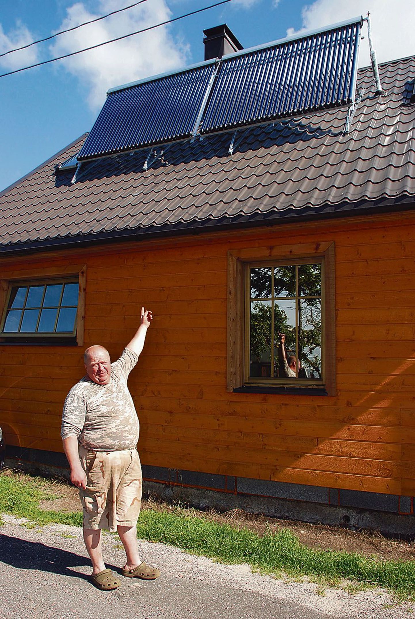 Pärnus Männiku tänaval elav Kalmer Lepik on oma maja katusel säravate päikesepatareide tööga väga rahul, sest nood toodavad nii palju energiat, et kipub ülegi jääma.