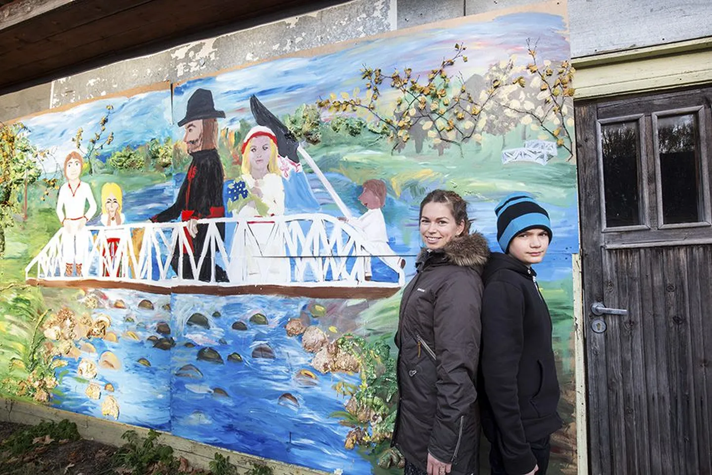 Tarvastu kunstikooli õpilased tegid õpetaja Kälina Savka näpunäidete järgi hiiglasuure maali, millel on tüli keskmesse sattunud, ent kohalike armastatud Tarvastu paisjärv. Pildil on ka kunstikooli õpilane Andre Sild.