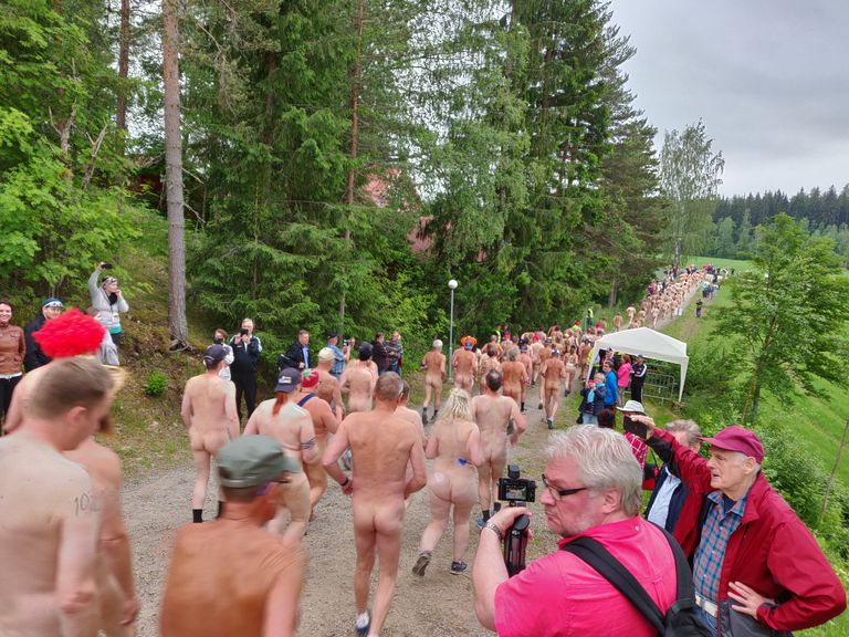 Nakukymppi alastijooksu raja ääres on osalejate kõrval alati ka palju pealtvaatajaid.
