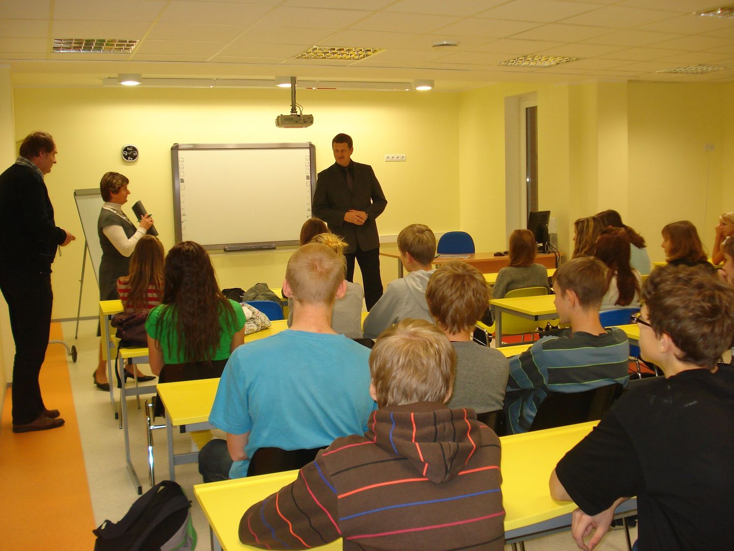 Paikuse põhikoolis on "Tagasi kooli" nädala raames ühiskonnaõpetuse tundi andnud vallavanem Kuno Erkmann.