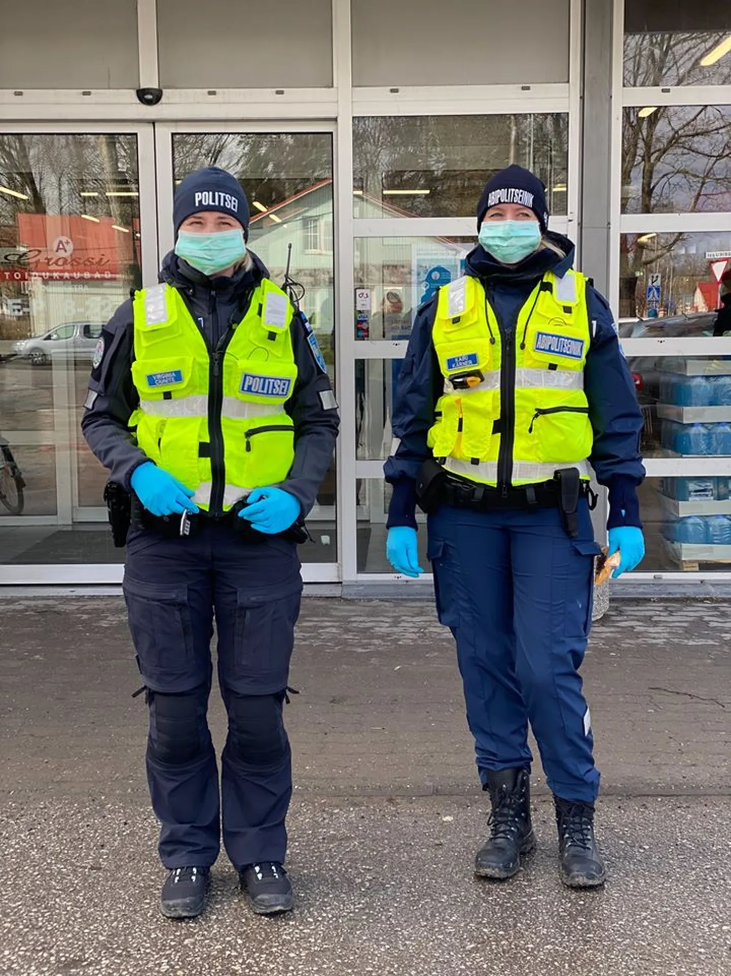 Reedel oli Türil politseinikuga koos eriolukorra piirangutest kinnihoidmist kontrollimas abipolitseinik Kairi Kärner (vasakul).