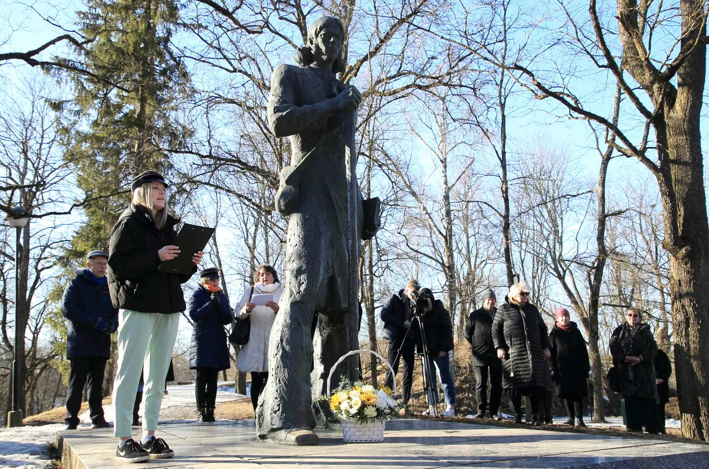 Emakeelepäeva tähistamine Kristjan Jaak Petersoni ausamba juures.