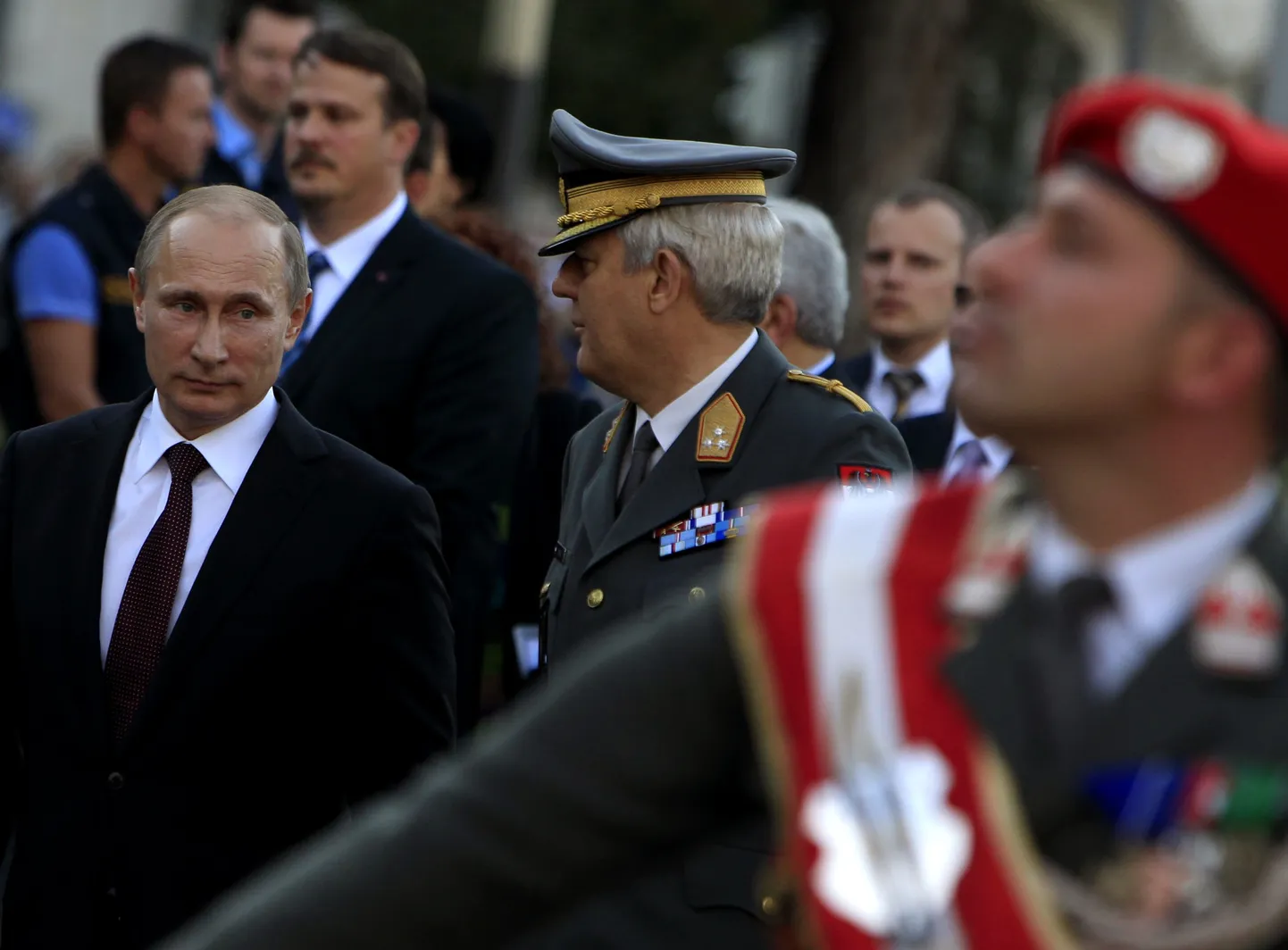 Vene president Vladimir Putin (vasakul) 2014. aasta juunis Viinis asuva Punaarmee memoriaali juures.