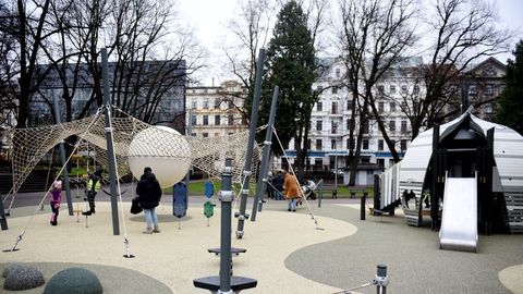 Rīgā atjaunos vairākas mācību iestādes un labiekārtos rotaļlaukumus astoņos bērnudārzos
