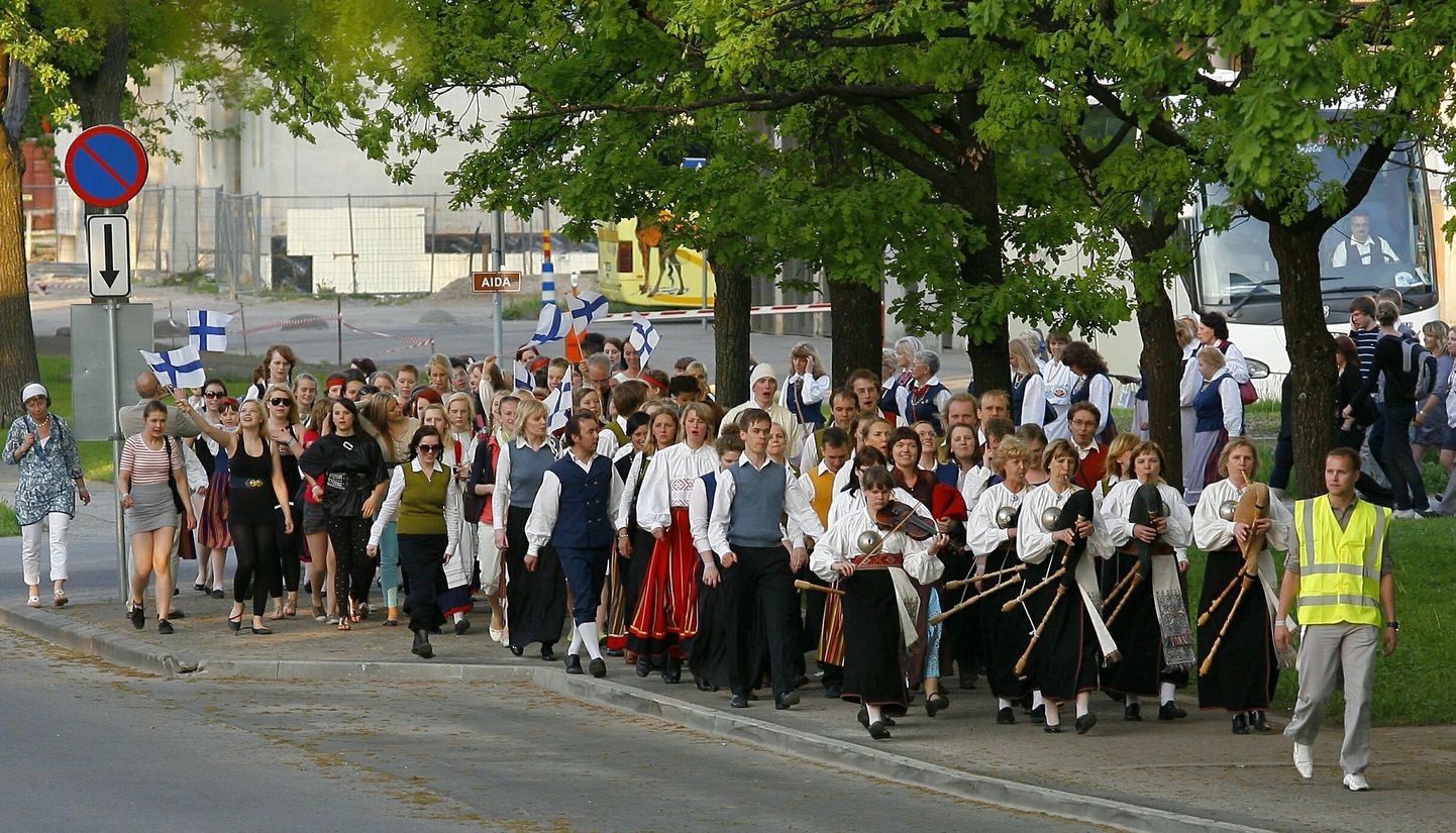 Pärnu rahvusvahelise koorifestivali kulminatsiooniks oli rongkäik kontserdimajast Nooruse Majja.