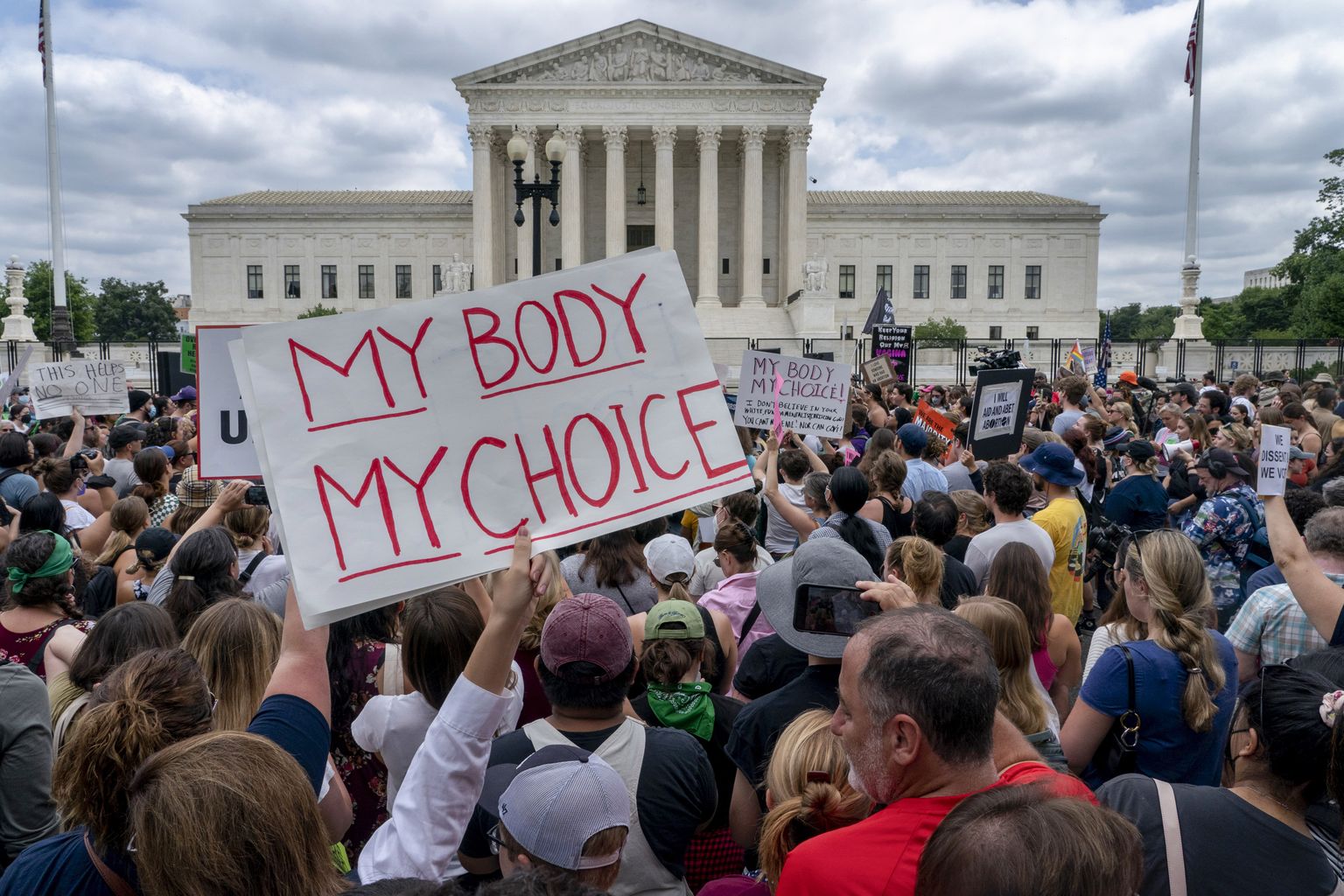 Abordiõiguste eest võitlevad meeleavaldajad protesteerimas Ülemkohtu eest, pärast ülemkohtu otsust tühistada föderaalselt kaitstud õigus abordile.