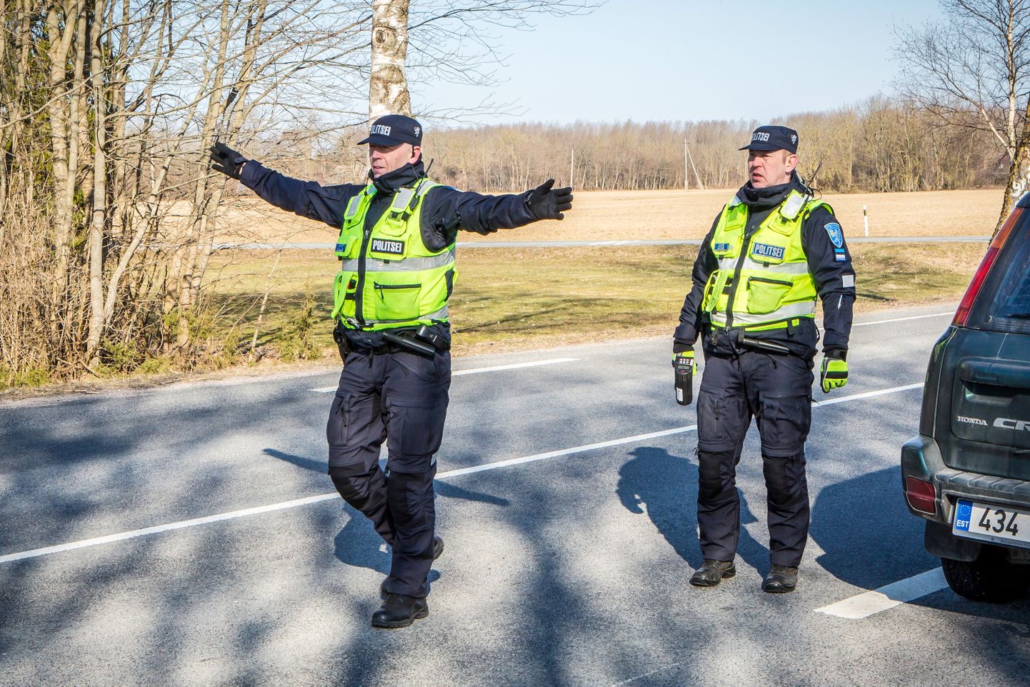 POLITSEINIKUD Arvet Kallas ja Janis Aksiim mõõdavad järjekordse läheneva auto kiirust ning seekord näitab ekraan 84 km/h. Juhiga vesteldakse ja kutsutakse ta politseiautosse. “See oli nüüd juba natuke liiga palju,” märgib Aksiim.