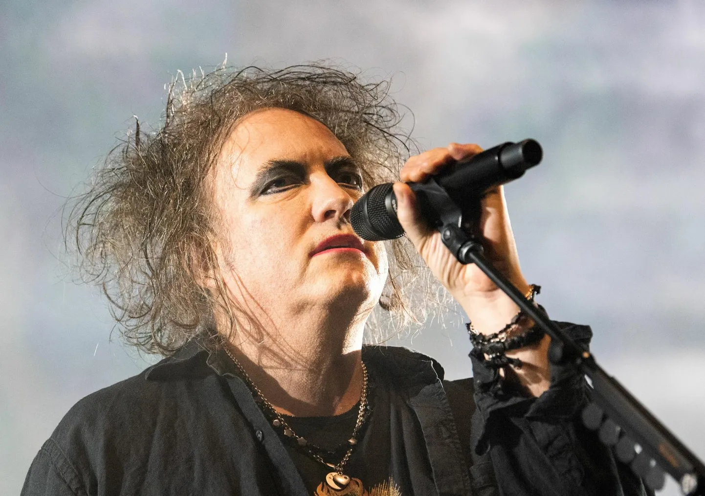 The Cure'i ninamees Robert Smith on tagasi oma karjääri ühe võimsama albumiga «Songs of a Lost World».
