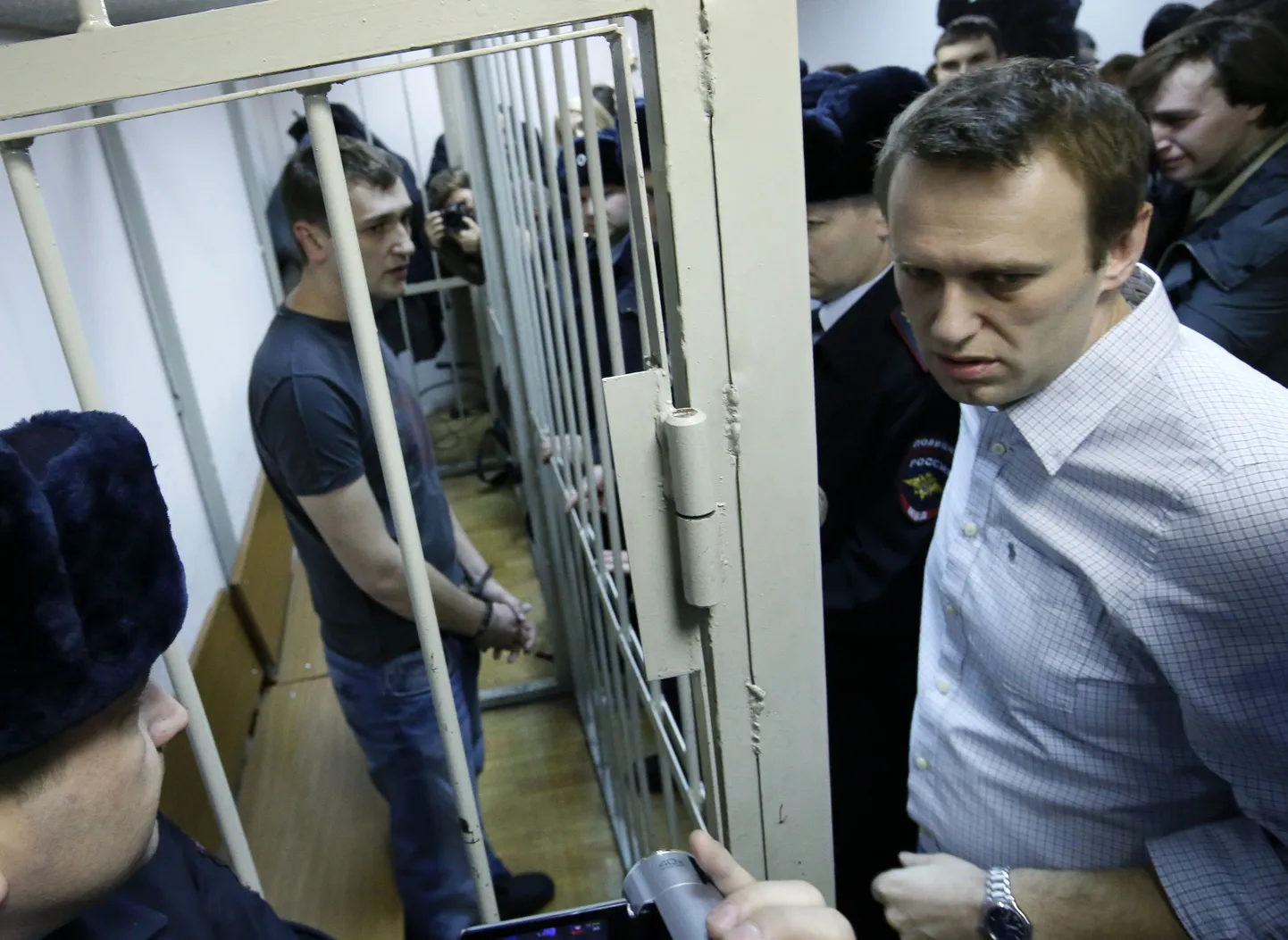 Братья Навальные признаны во вторник, 30 декабря, виновными в хищении и легализации денежных средств компании «Ив Роше».