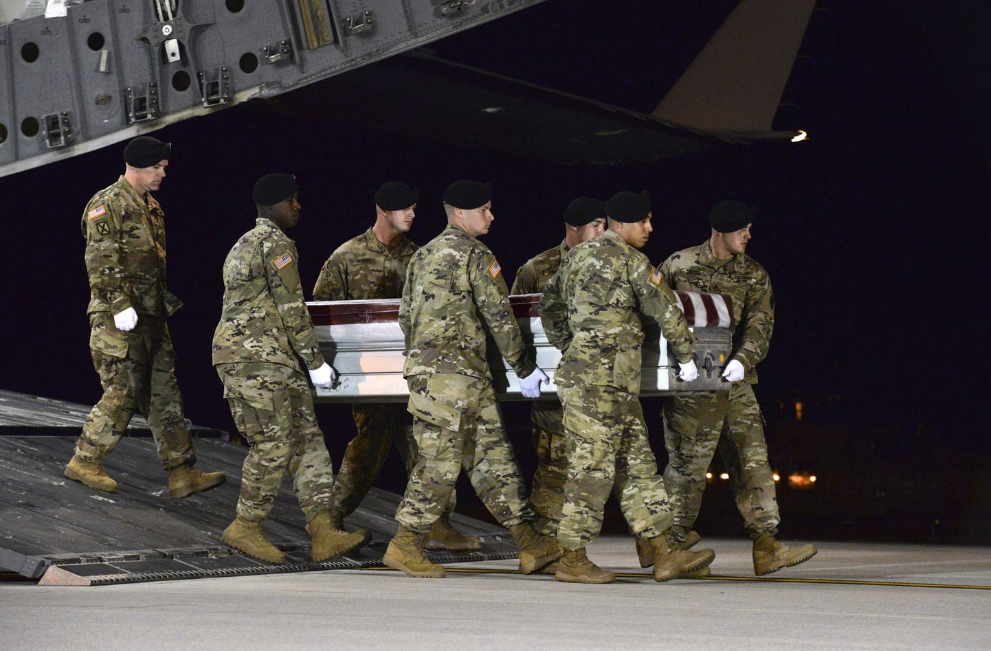 USA sõdur Dustin Wrighti kirstu toomine Ühendriikidesse.