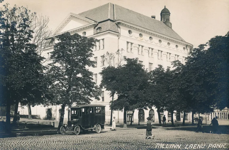Форд № 3 Кангро у Кредитного банка на улице Суур-Карья в 1924 году. Между Кредитным банком и вокзалом узкоколейки (в районе ул. Уус-Садама) ходили два автобуса с интервалом 20 минут.