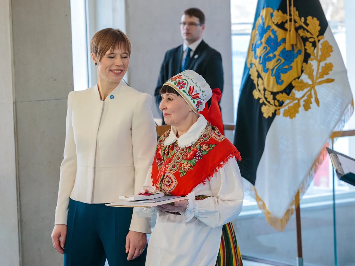 Valgetähe V klassi teenetemärgi pälvis Narva rahvatantsujuht Natalja Mõttus. Ta ütles, et tundis end presidendi seltskonnas ja sel pidulikul üritusel väga mõnusalt. "Mind liigutas, et see toimus minu kodulinnas, meie oma seinte vahel. Siin tunnen ma end kergelt ja vabalt."
ILJA SMIRNOV