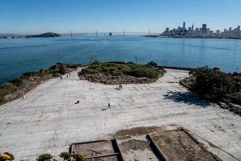 Tugevad turvameetmed ja asukoht San Francisco lahes muutsid endise föderaalvangla põgenemiskindlaks. Ometi leidus vange, kes püüdsid seda arvamust kummutada.