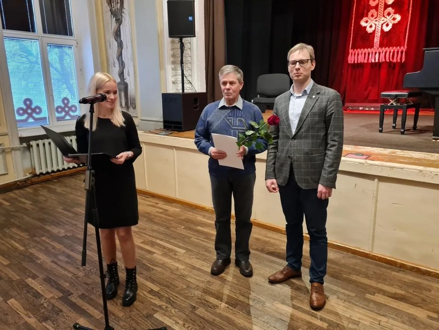 Murdeluulevõistluse tänuüritusel on objektiivi ette jännud žürii esimees Laine Lindvest, esimese auhinna saaja Enno Kriisa ja Mulgi vallavanem Imre Jugomäe.