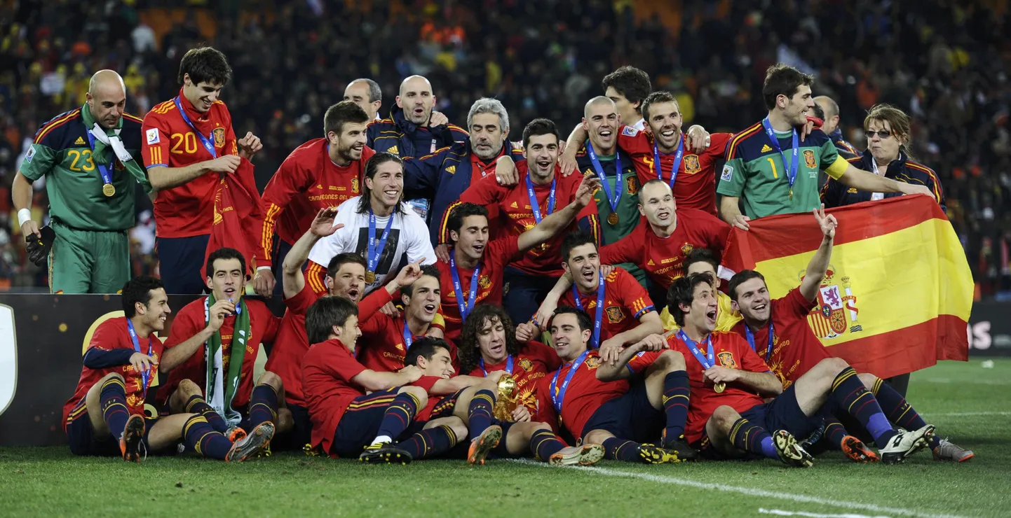 Hispaania koondise mängijad rõõmustamas 2010. aasta MMi võidu järel.