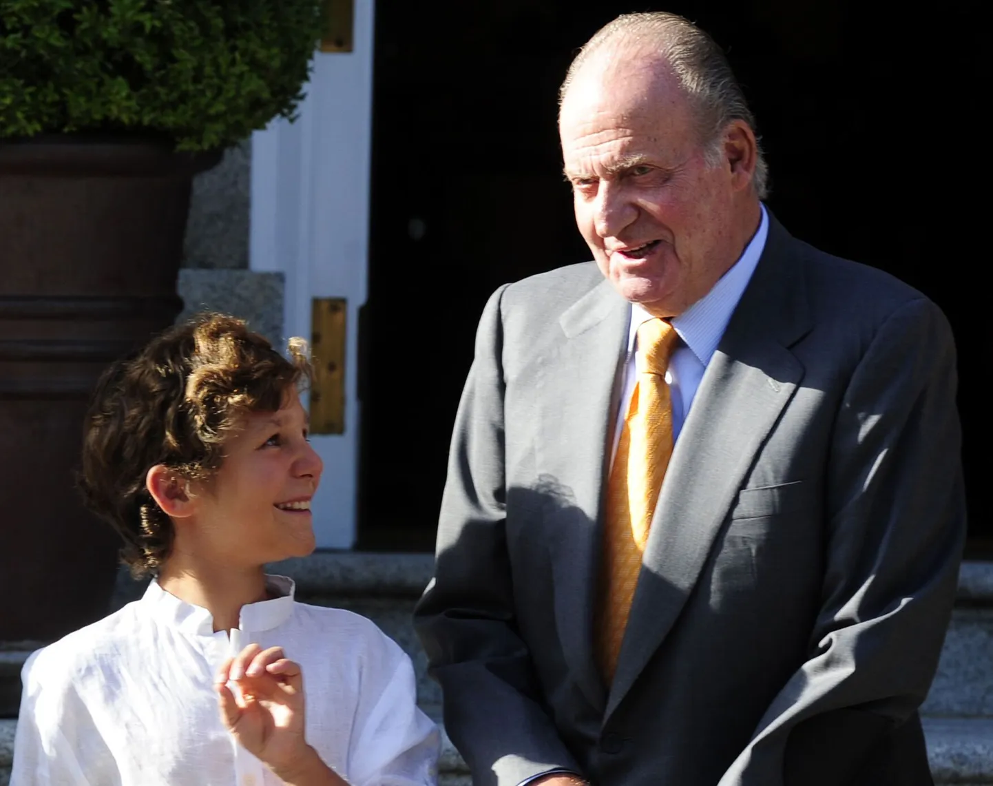Hispaania kuningas Juan Carlos (paremal) koos vanima lapselapse Felipega.