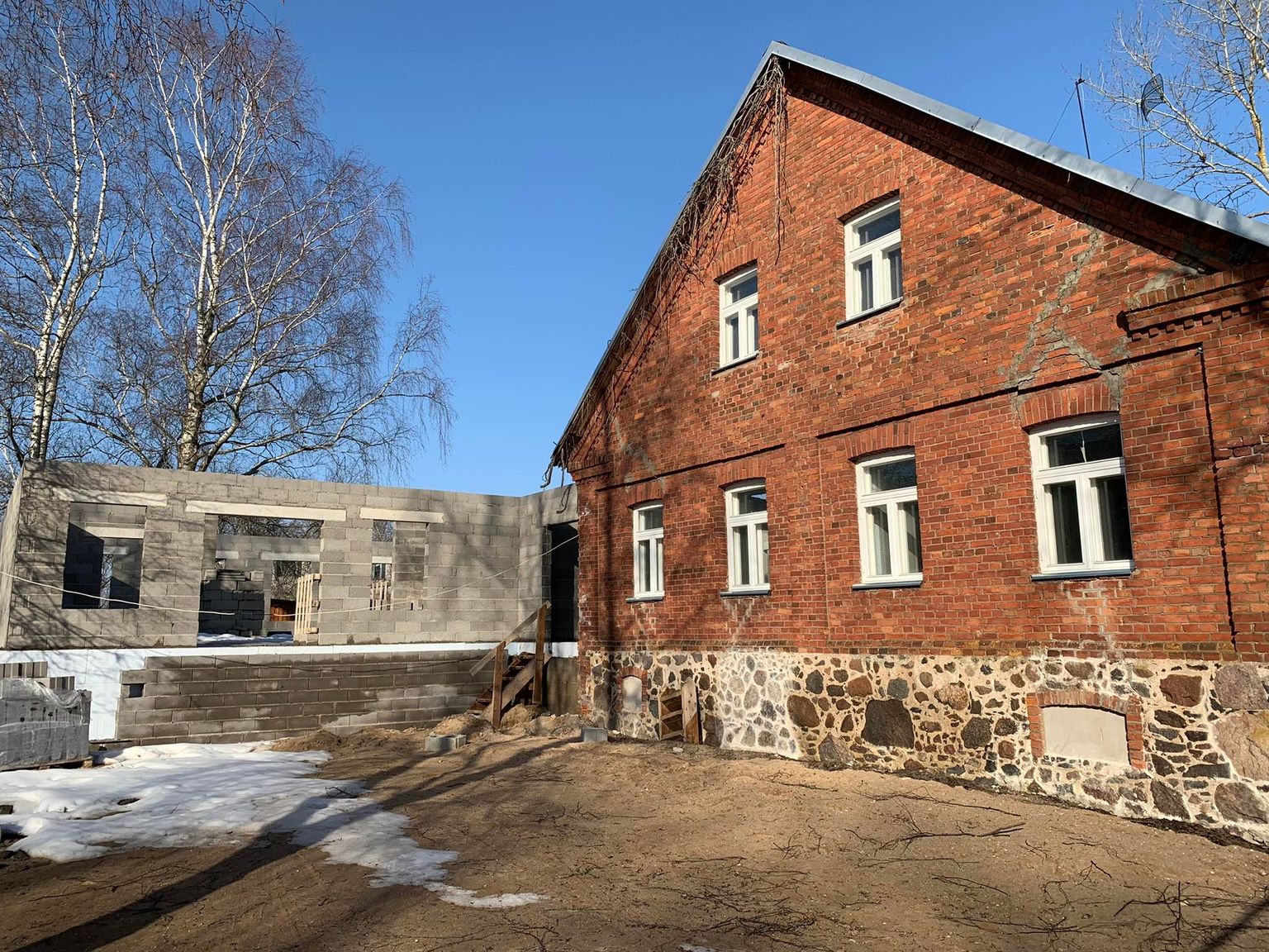 Peipsiääre valla endine vallamaja, kus nüüd asub Kolkja vanausuliste muuseum. Juurdeehitus seisab pooleliolevana, sest ehitajal tekkisid raskused.