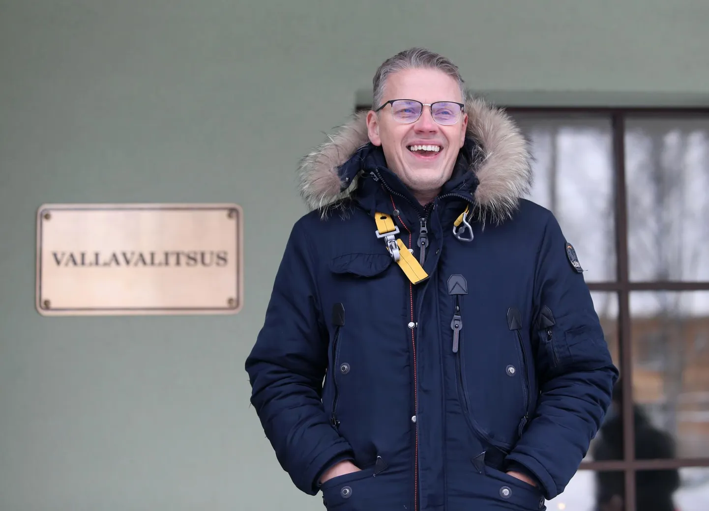 Kambja uus vallavanem Argo Annuk Ülenurme vallamaja ees.
