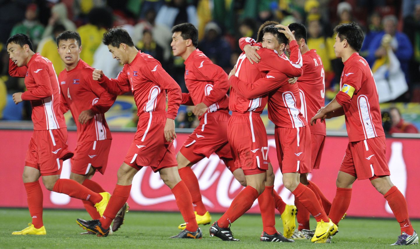 Игроки сборной КНДР в матче против Бразилии. 15 июня 2010.