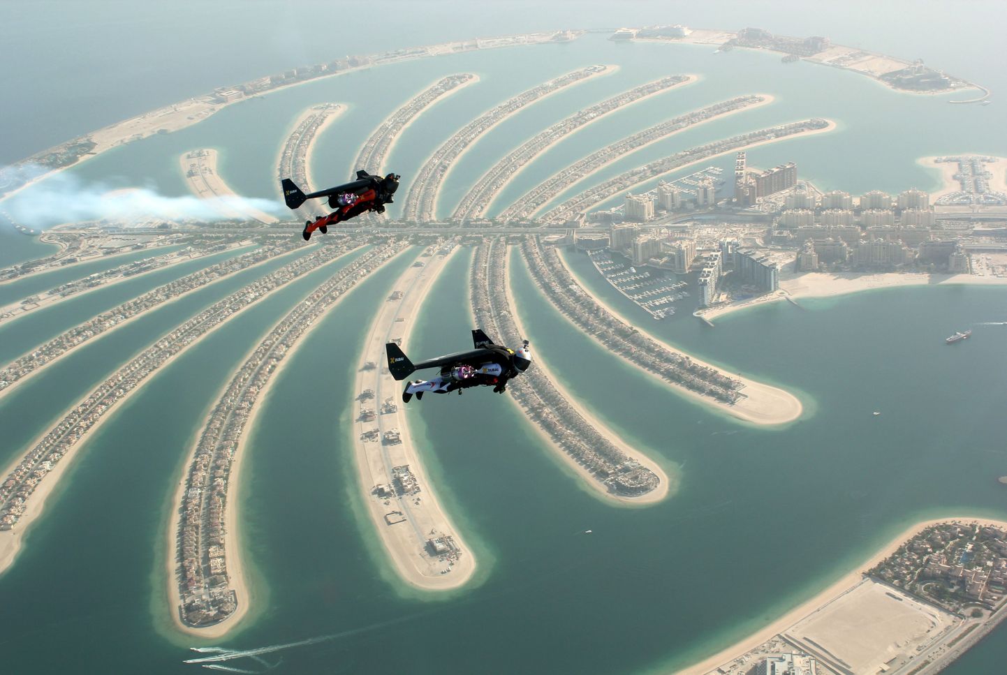 Летчики Ив Росси и  Винс Реффет в полете над столицей ОАЭ.
