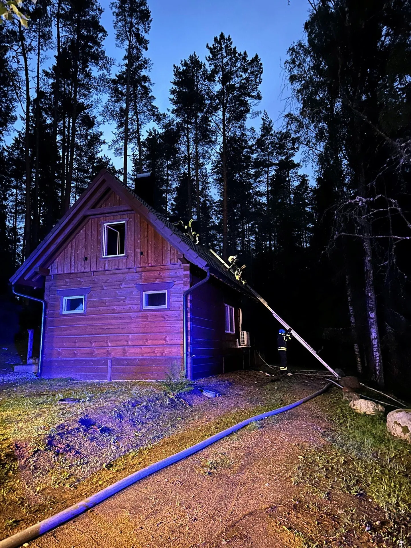 Saarde vallas Marana külas põles RMK puhkemaja.