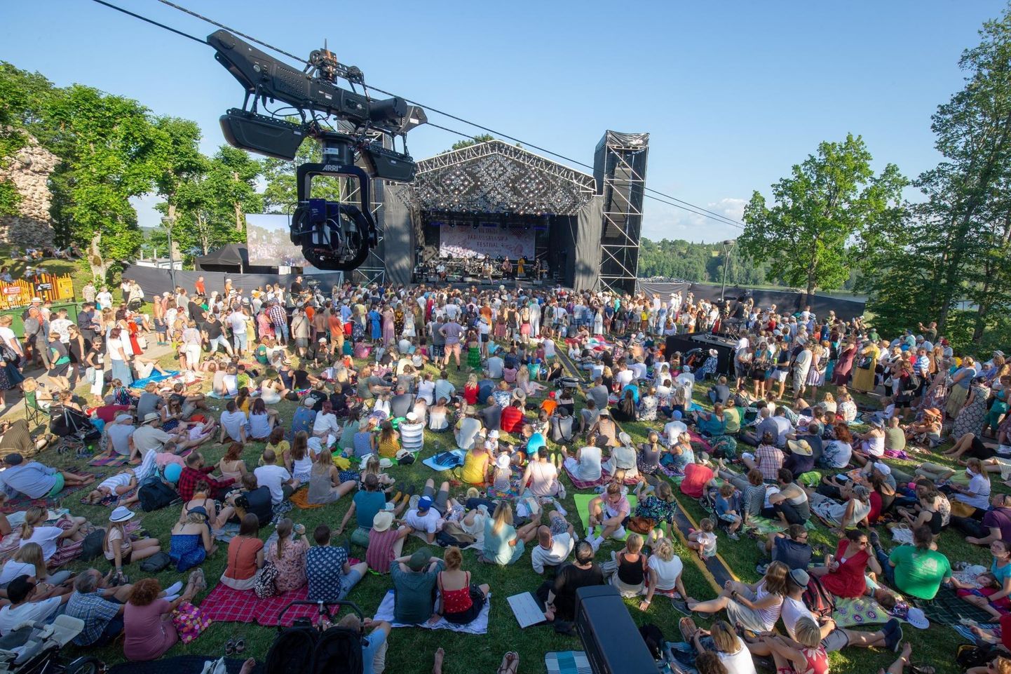 Alates 2. augustist on kontrollimata üritustel lubatud õues kuni 1500 osalejat, kontrollitud üritustel kuni 12 000. Pildil Viljandi pärimusmuusika festival 2019. aastal. 