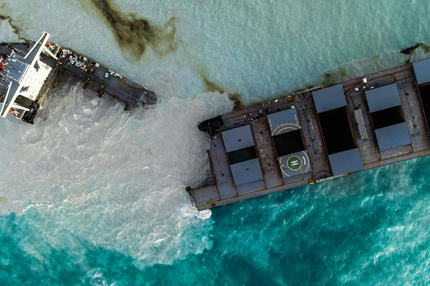 Pooleks murdunud tanker MV Wakashio Mauritiuse ranniku lähedal.