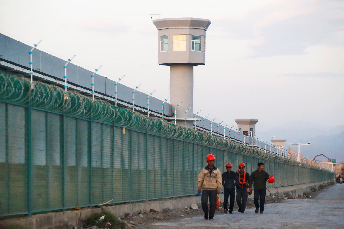 Töölised kõndimas Xinjiangi piirkonnas asuva vangilaagri juures.