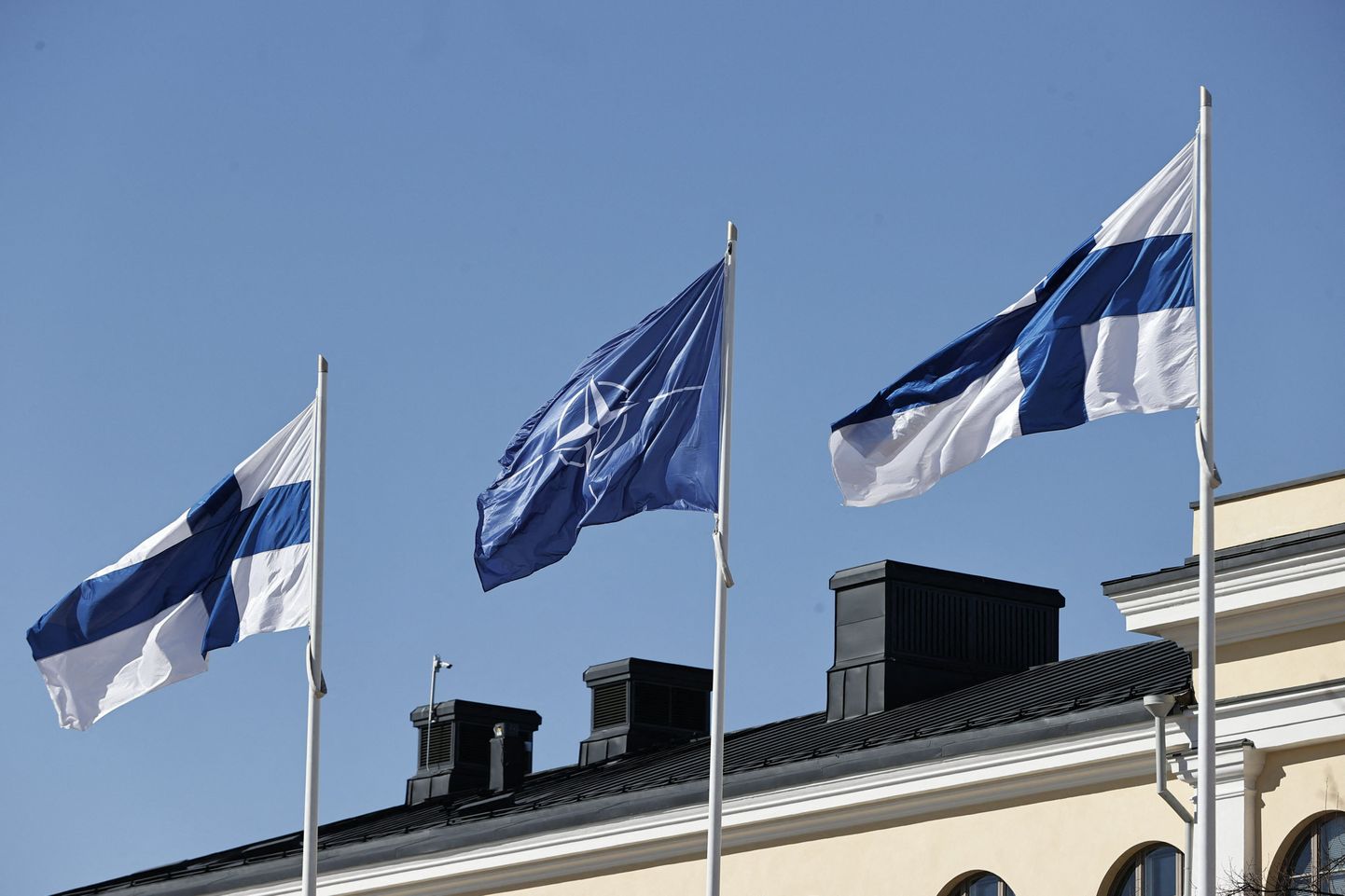 NATO ja Soome lipud Soome välisministeeriumi ees.