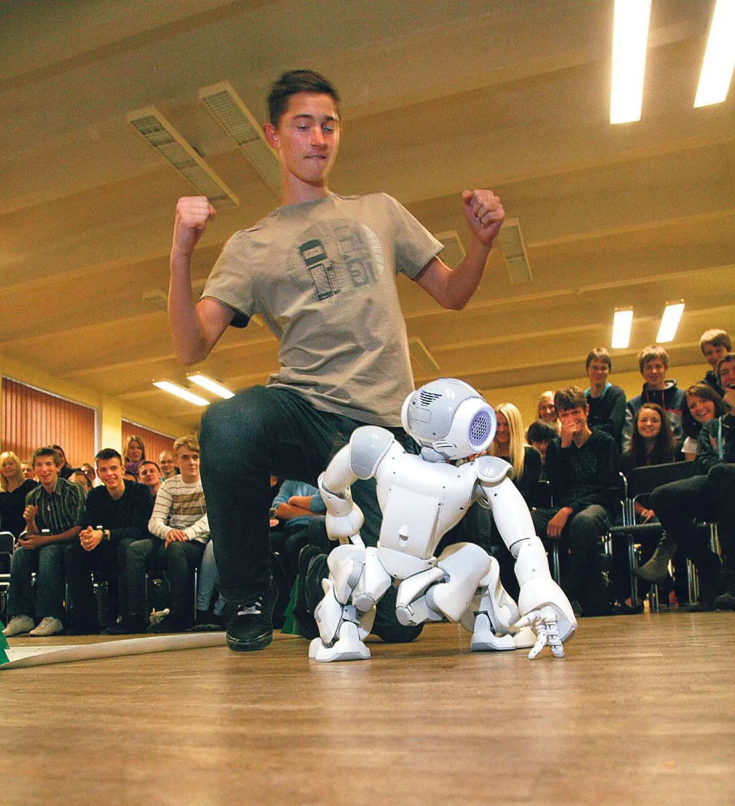 Humanoid NAO on põlvekõrgune, kuid vahel väga jonnakas ja tema tantsima saamiseks tuleb vaeva näha. Selle missiooniga sai hakkama robootikaseminaril osalev ühisgümnaasiumi õpilane.