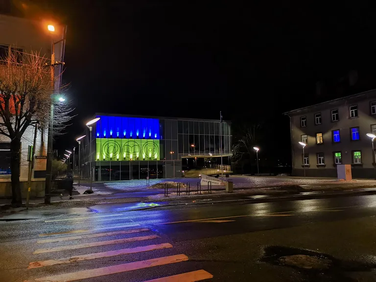 Pärnu keskraamatukogu sein värvus Ukrainale toetuse avaldamise märgiks sinikollaseks.