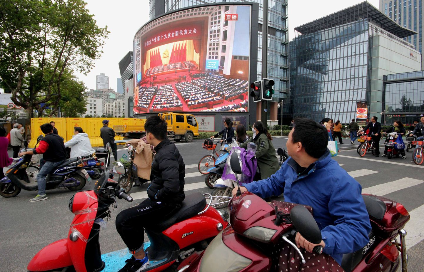 Hiinlased tänavatele paigutatud suurtelt ekraanidelt presidendi kõnet jälgimas.
