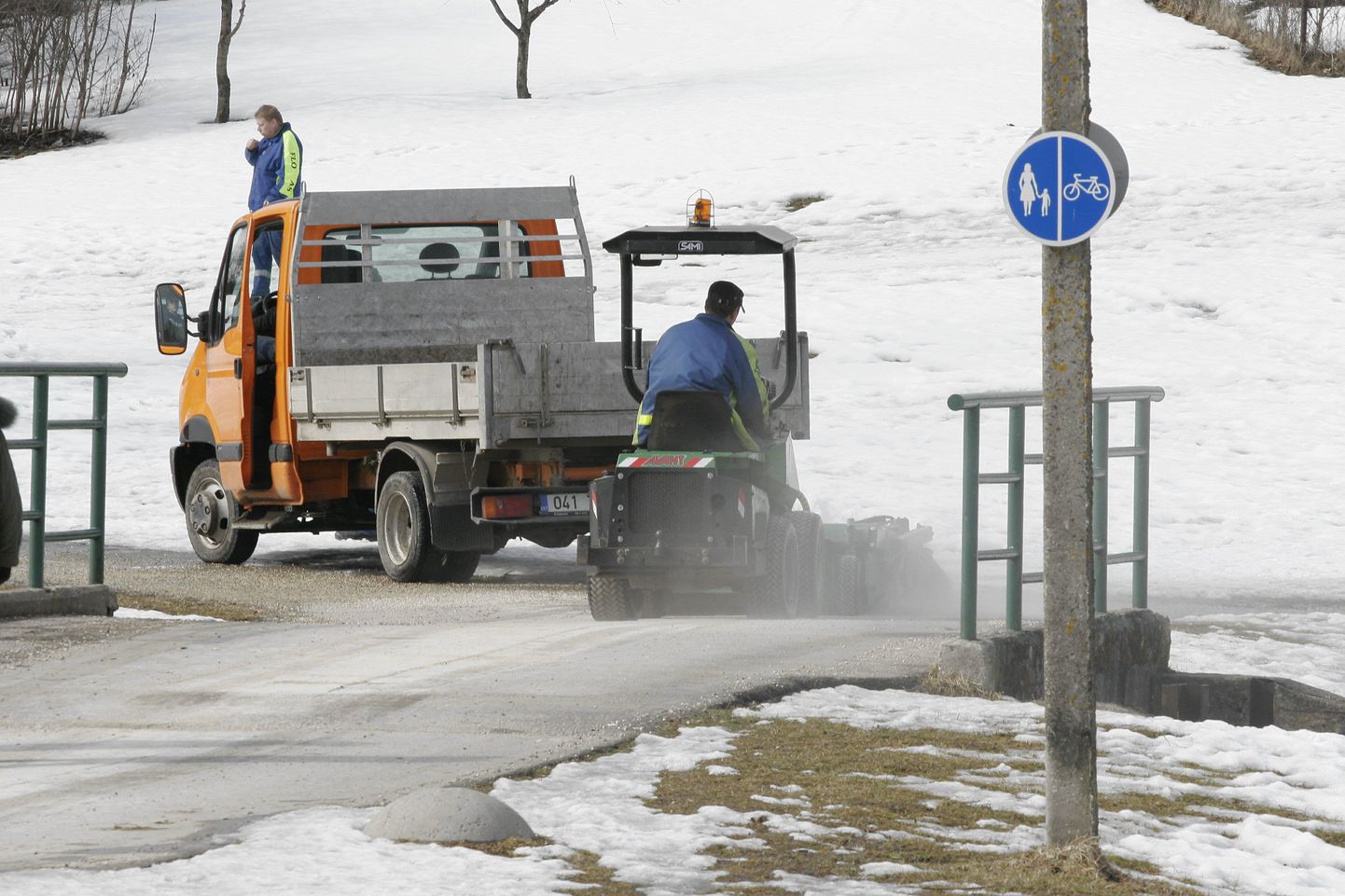 Floreas Viljandi tegi eile pärastlõunal Paala järve ääres kõnniteede puhastamise proovi.