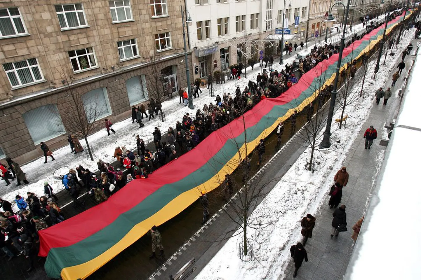 Литовцы празднуют 20-летие независимости.