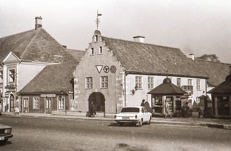 ARHIIVIFOTODELT on näha, kuidas nägi vaekoja ümbrus välja 80ndatel ja 90ndatel aastatel. Erinevuseks on kioskid turu väravates, mis ehitati umbes kolmkümmend aastat tagasi ja lammutati taas üle-eelmisel aastal.