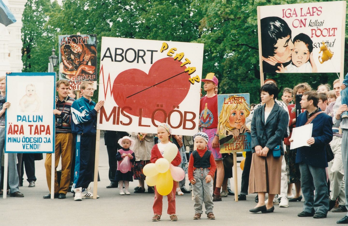 Lõppenud aasta loetuimaks arvamuslooks kujunes ülekaalukalt EKRE poolt taaselustatud aborditeemat käsitlenud arutlus Pärnu Postimehe ajakirjaniku Sirle Mati sulest. Pildil abordivastane pikett Toompeal 1996. aasta mais.