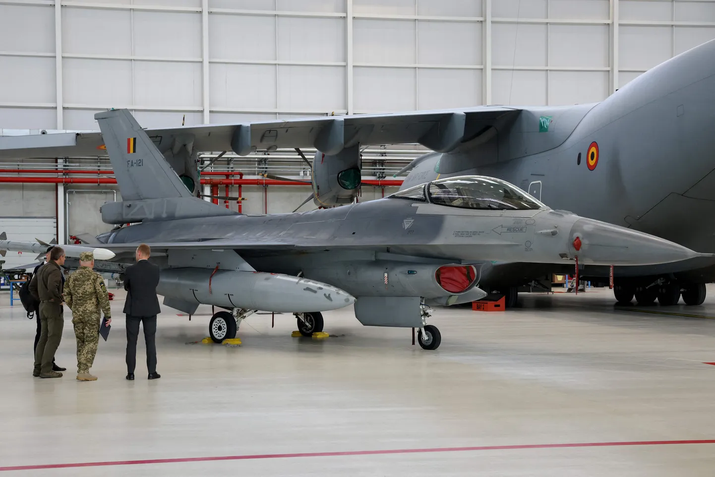 Ukraina sõjaväelane koos saatjatega mai lõpus Belgias Melsbroek sõjaväebaasis F-16 hävituslennuki juures.