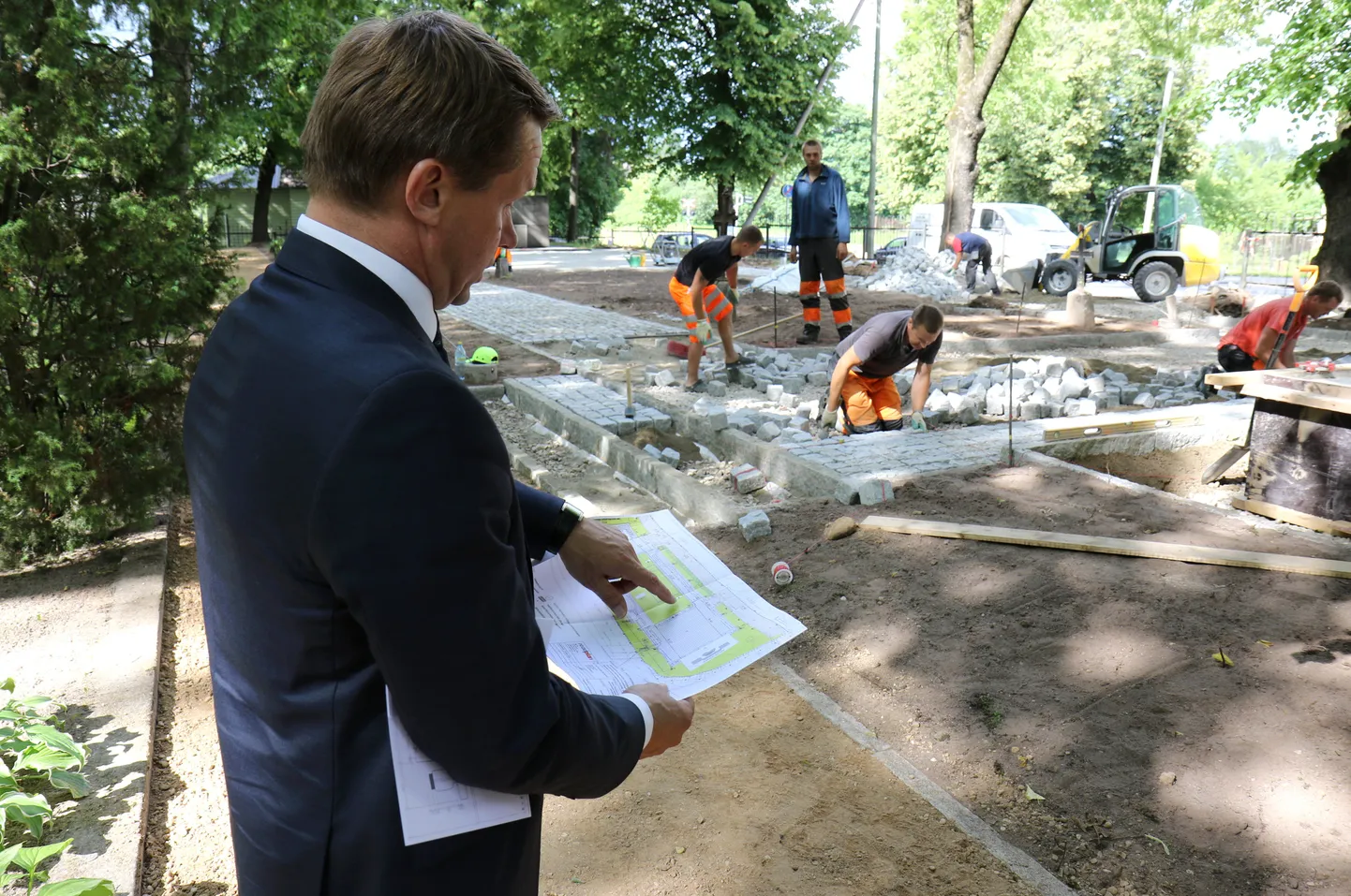 Tartu abilinnapea Valvo Semilarski (vasakul) käib praegu sageli Pauluse kalmistul, kuhu rajataval Vabadussõjas langenute memoriaalväljakul paigaldasid OÜ Matthäi Ehitus ja OÜ Tavt töötajad Gunnar Kuusnõmm, Mart Viigipuu, Enno Lilloja ja Ken Laumets (taamal) graniitkive