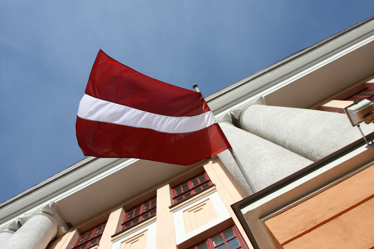 Lätis on homme iseseisvuse taastamise päev. Sel puhul heisatakse ka riigilipud.