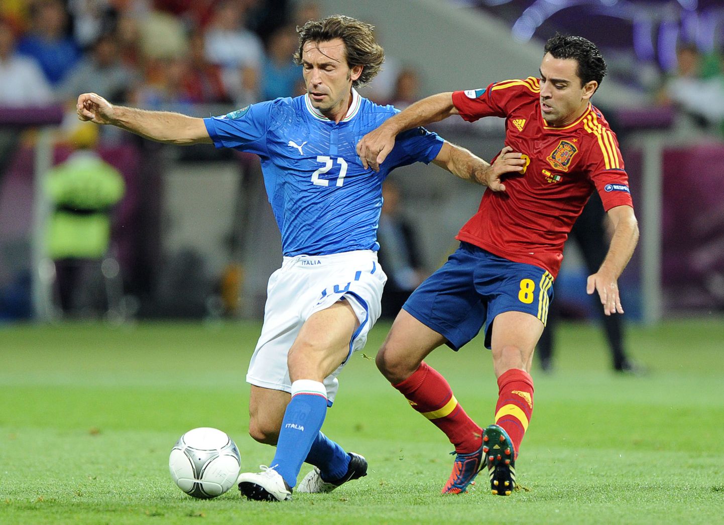 Nelja aastaga jõuab jalgpallis paljutki muutuda. 2012. aastal EMi finaalis heidelnud Andrea Pirlo (vasakul) ja Xavi enam Itaaliat ja Hispaaniat ai aita ning nende koondised lähevad vastamisi juba kaheksandikfinaalis.