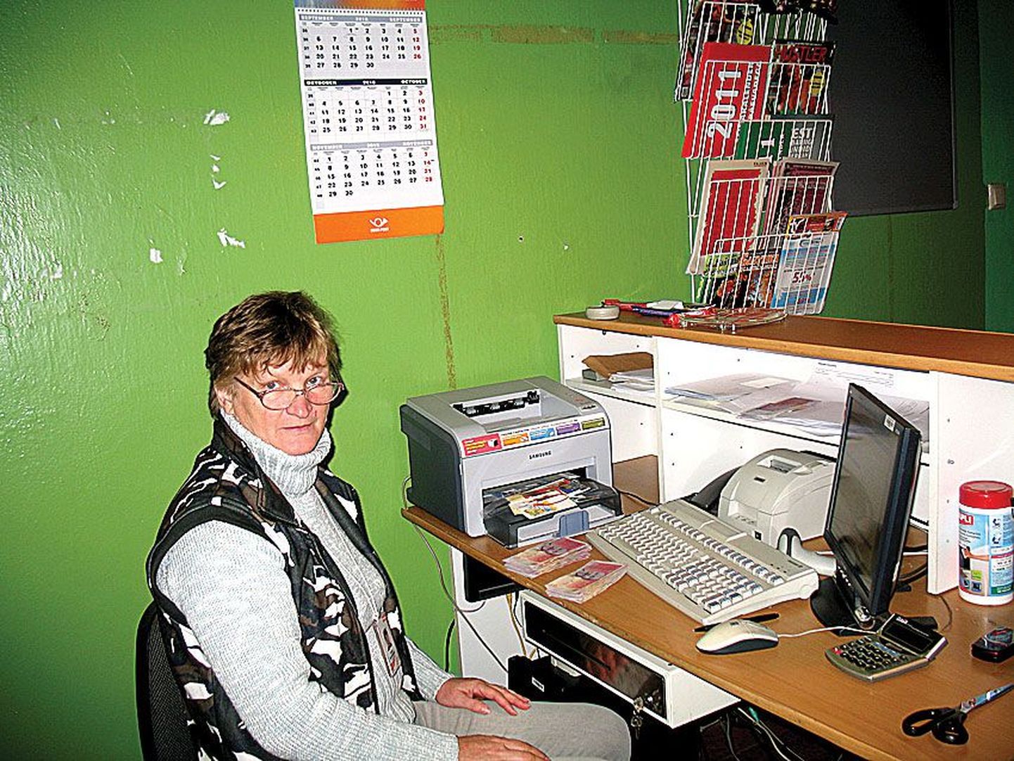 Anna Kondratjeva töötab Piirissaare postkontoris, ta kaasa Ivan Kondratjev on saarel postiljon. Peale postkontori töö on Anna ilma palgata ametis ka valla sotsiaalköögis.