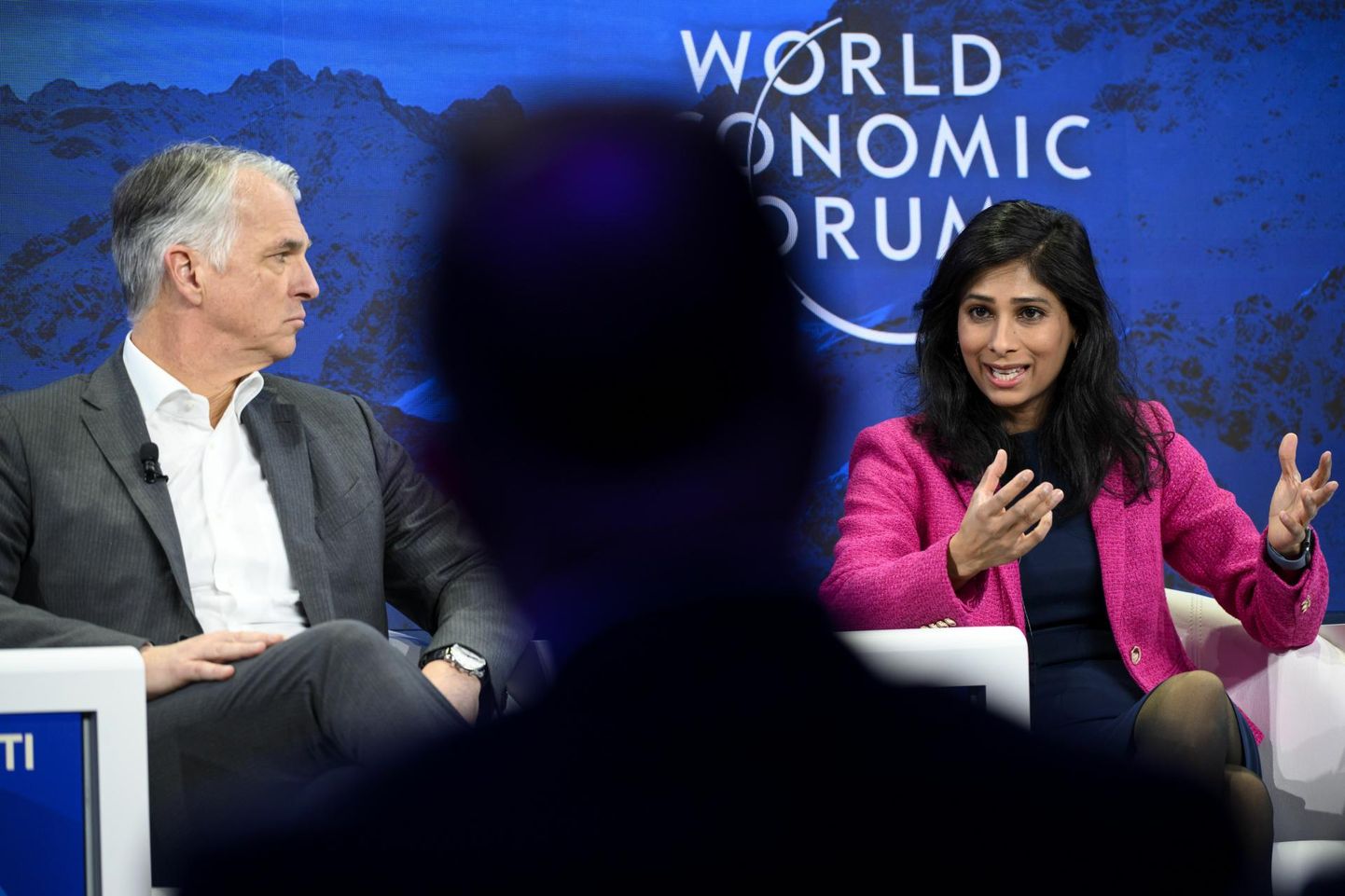 Šveitsi UBS Groupi juhatuse esimees Sergio Ermotti (vasakult) 17. jaanuaril Davosis «Usalduse taastamise» paneelarutelul Rahvusvahelise Valuutafondi (IMF) asejuhti Gita Gopinathi kuulamas.