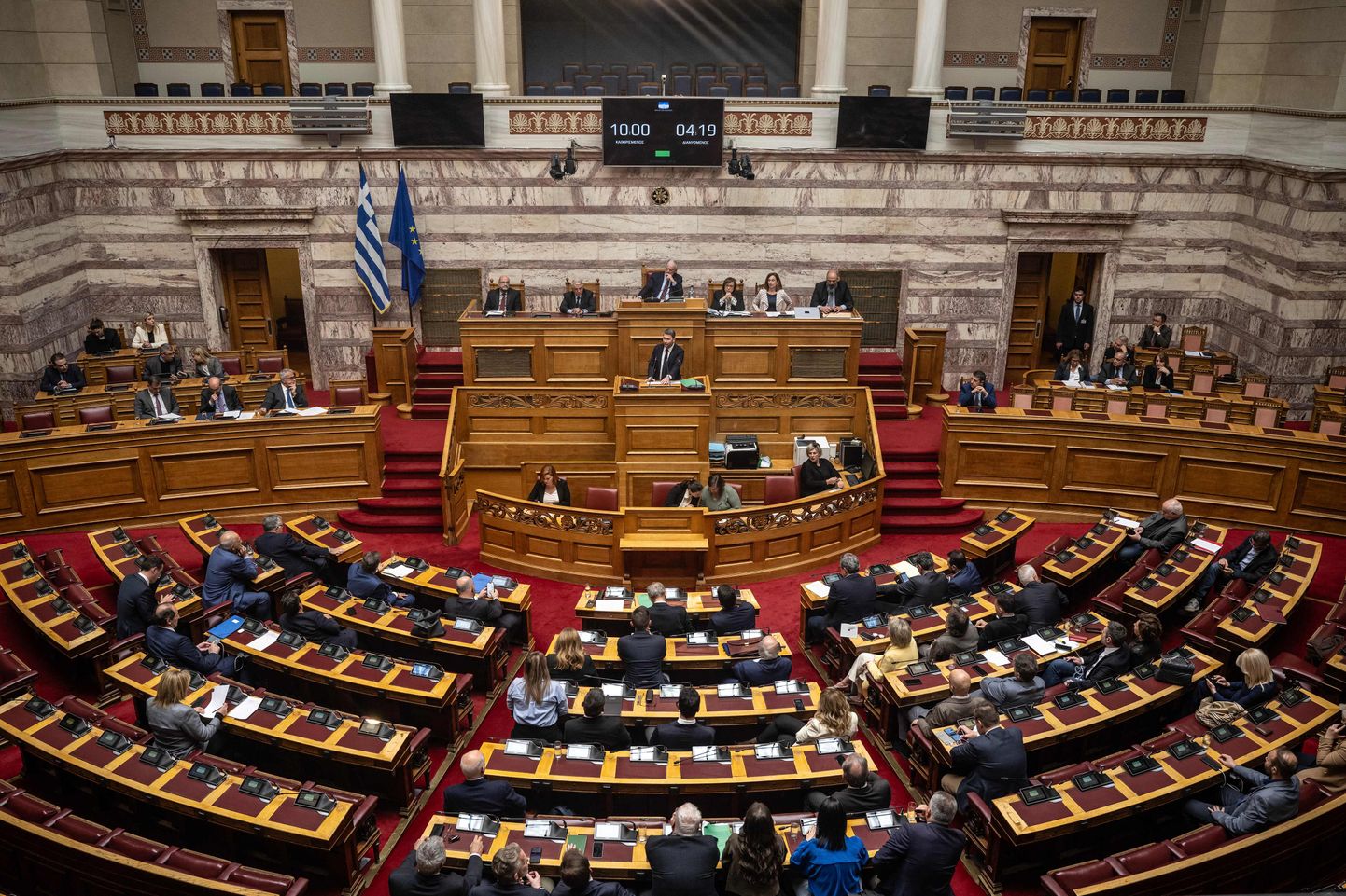 Kreeka opositsioonierakonna PASOK esimees Nikos Androulakis esines teisipäeval, 26. märtsil parlamendi ees seoses umbusalduse eelnõu esitamisega valitsuse tegevuse vastu. Opositsiooni kohaselt ei ole valitsus mulluse rongiõnnetuse uurimisega kaugele jõudnud.